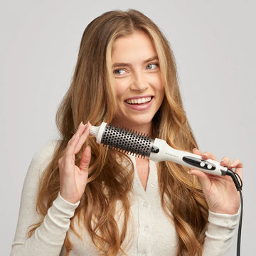Blowout perfect acasă, coafuri voluminoase cu peria termică Wavytalk